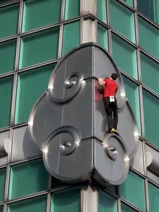 Alex Honnold hoàn thành leo tòa nhà cao 508m Taipei 101 không dây bảo hộ
