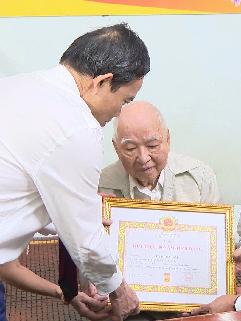 Bí thư Thành ủy TP. Hồ Chí Minh trao huy hiệu 80 năm tuổi đảng cho đảng viên lão thành