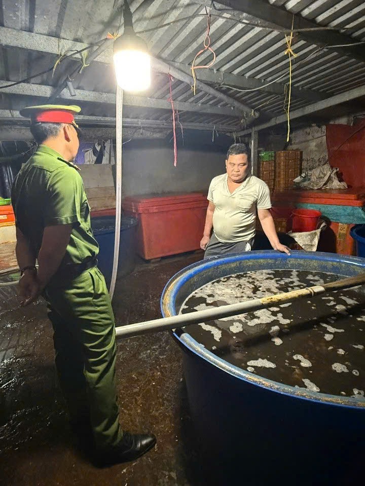 Triệt phá đường dây ngâm thịt ốc bằng hóa chất công nghiệp quy mô lớn