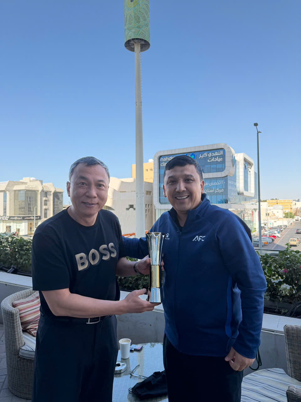 Đình Bắc nhận Cúp 'Vua phá lưới' ngay trước trận đội CAHN đấu Ninh Bình tại Hàng Đẫy: Chủ tịch VFF trao!- Ảnh 1.