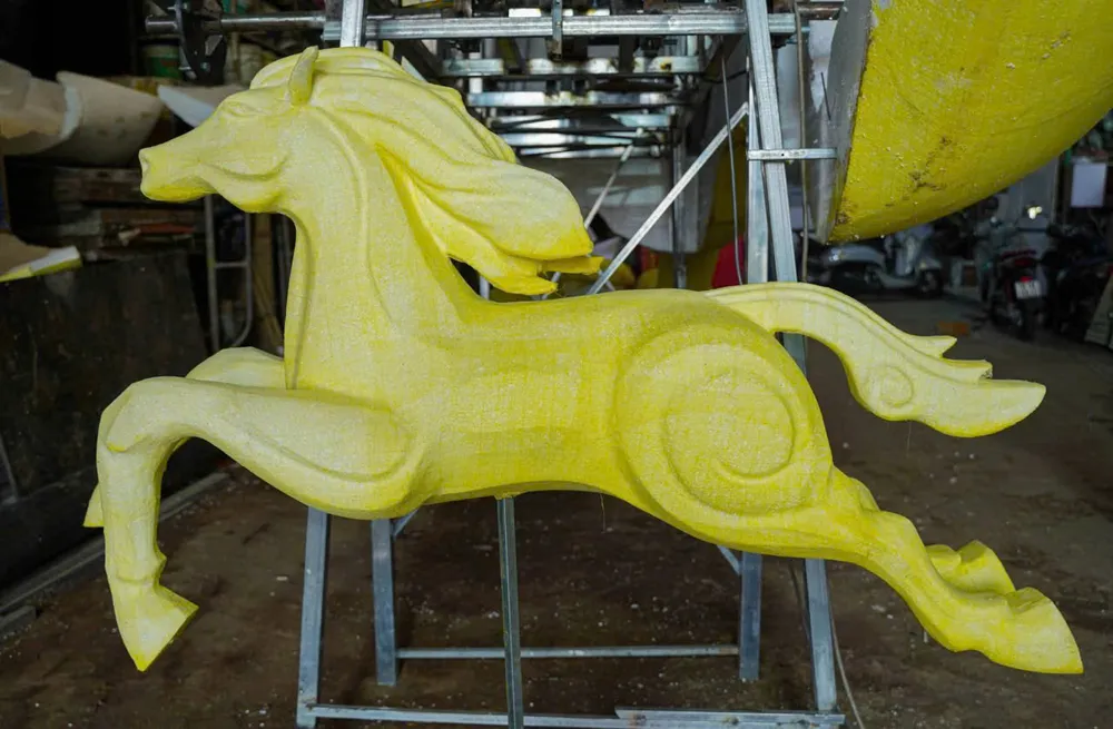 Nghệ nhân tăng tốc làm linh vật ngựa cho đường hoa Nguyễn Huệ - Ảnh 1.
