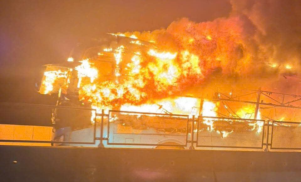 Xe giường nằm cháy rụi trên cao tốc, nam sinh lớp 12 tử vong - Ảnh 1.