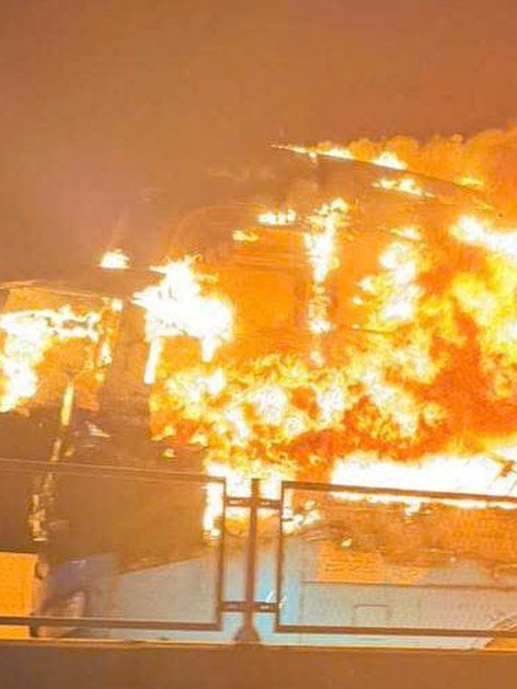 Xe giường nằm cháy rụi trên cao tốc, nam sinh lớp 12 tử vong