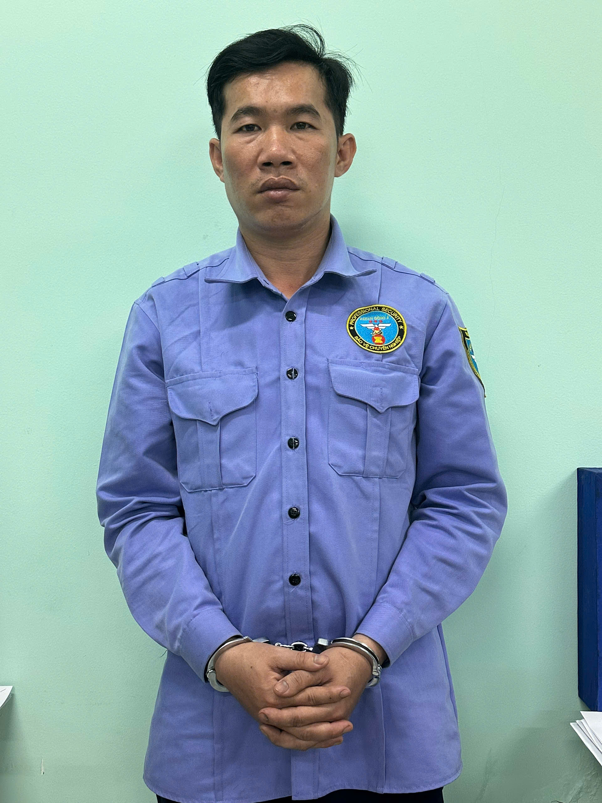 Bắt khẩn cấp đối tượng dùng ly thủy tinh tấn công cô gái tại quán cà phê