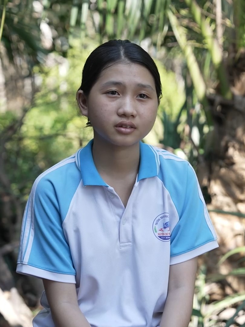 Mai Phương vừa học vừa làm để kiếm tiền nuôi mẹ đau bệnh