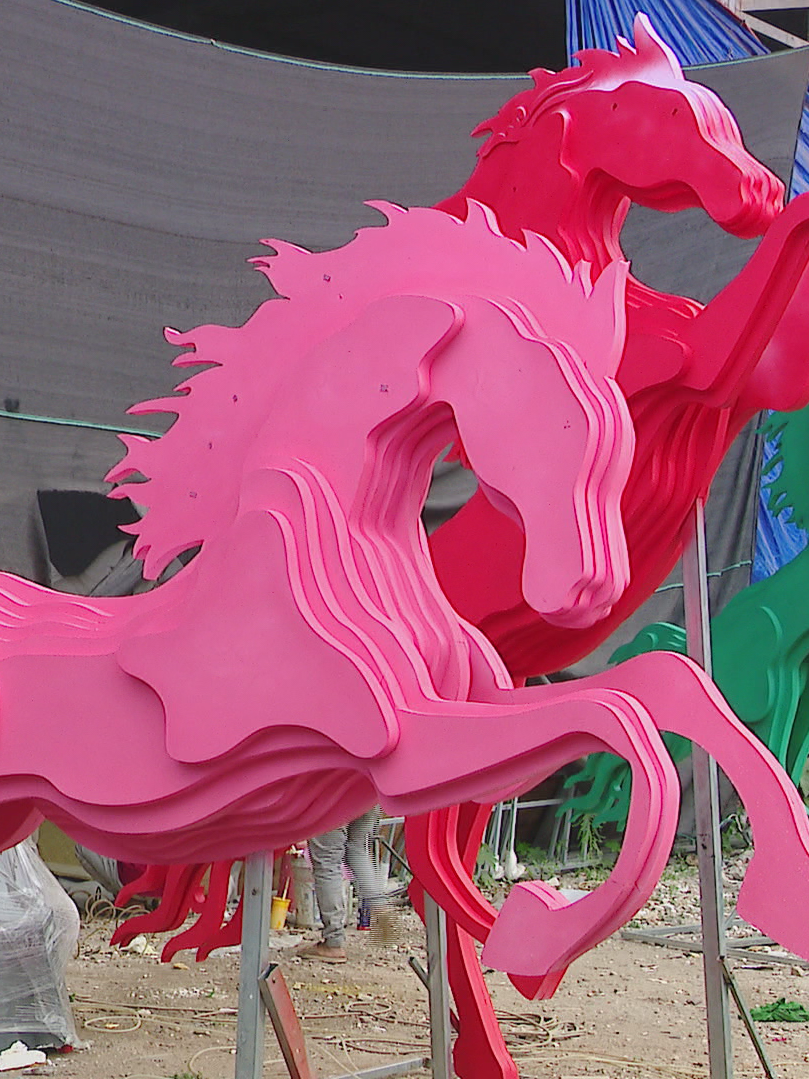 Xưởng chế tác linh vật Đường hoa Nguyễn Huệ Tết Bính Ngọ 2026