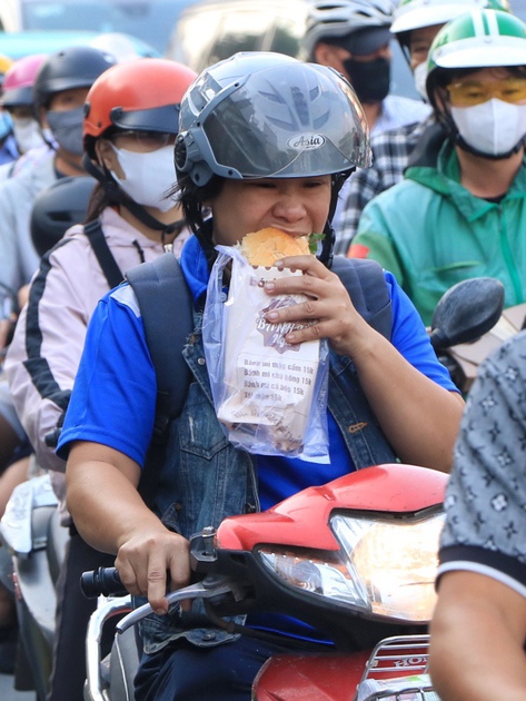 Đường phố TP. Hồ Chí Minh ngày làm việc đầu tiên năm 2026: Hối hả… 'chạy' Tết Nguyên đán
