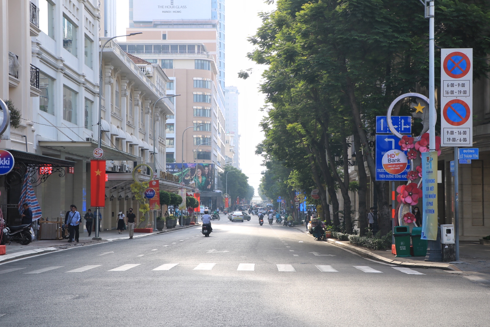 Đường phố TP.HCM ngày làm việc đầu tiên năm 2026: Hối hả người… 'chạy Tết Nguyên đán' - Ảnh 11.