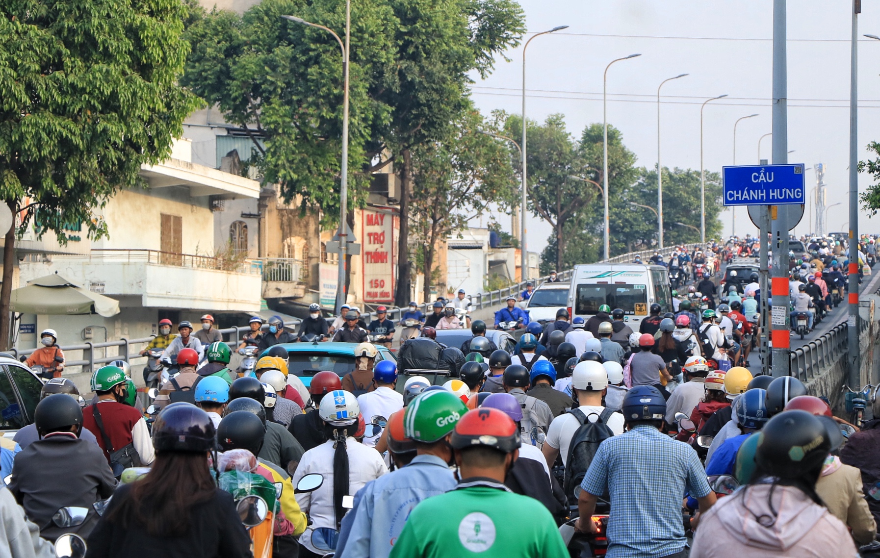 Đường phố TP.HCM ngày làm việc đầu tiên năm 2026: Hối hả người… 'chạy Tết Nguyên đán' - Ảnh 4.