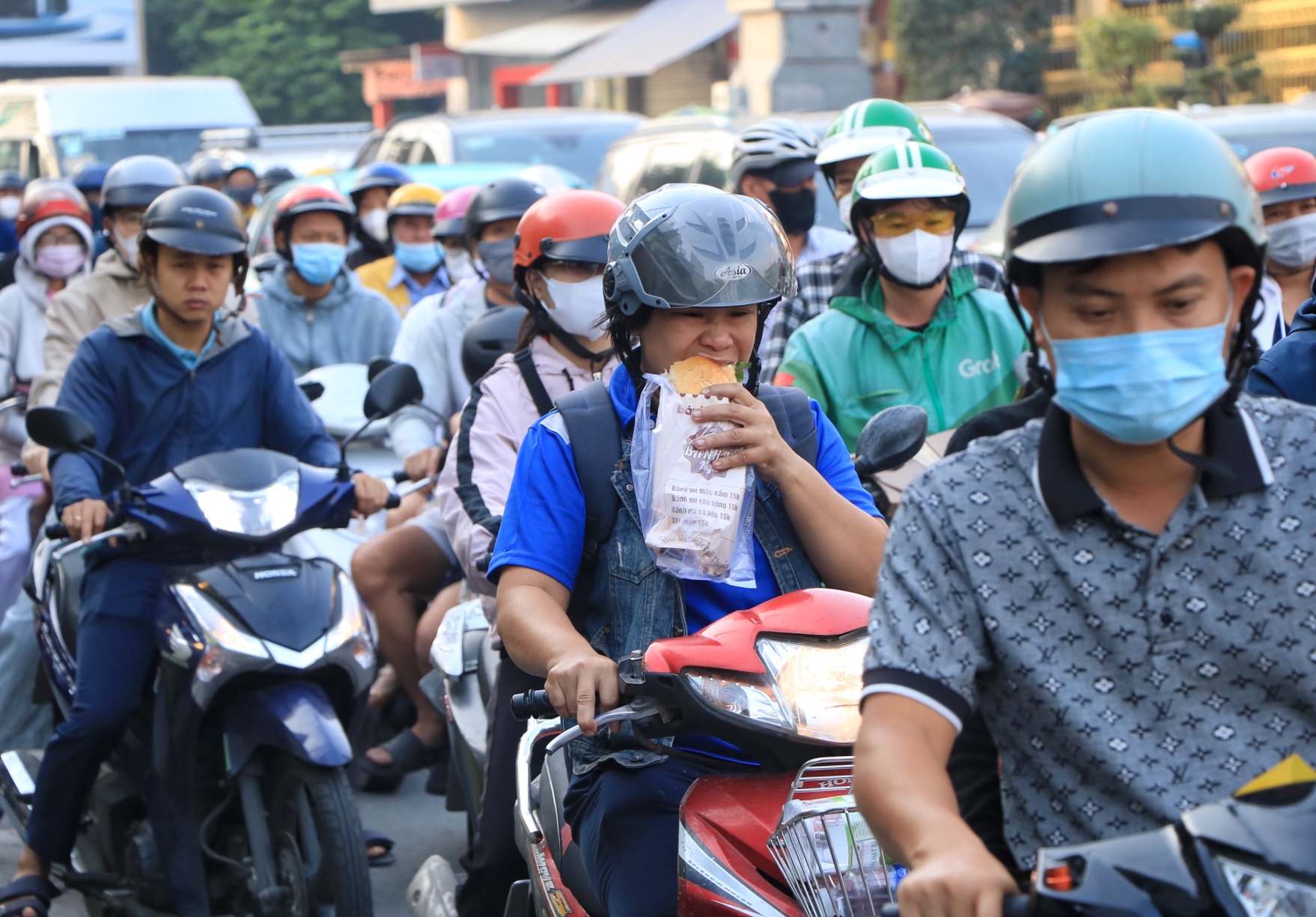 Đường phố TP.HCM ngày làm việc đầu tiên năm 2026: Hối hả người… 'chạy Tết Nguyên đán' - Ảnh 2.