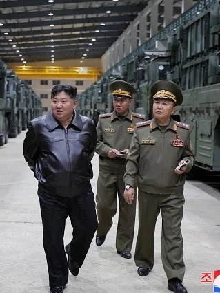 Chủ tịch Triều Tiên Kim Jong Un giám sát vụ phóng thử các tên lửa siêu vượt âm