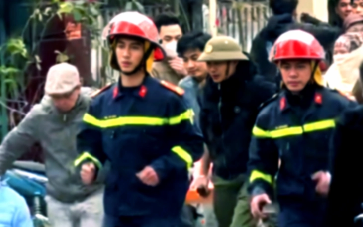 Nổ gây cháy ở Hà Nội, 3 người được đưa ra khỏi hiện trường