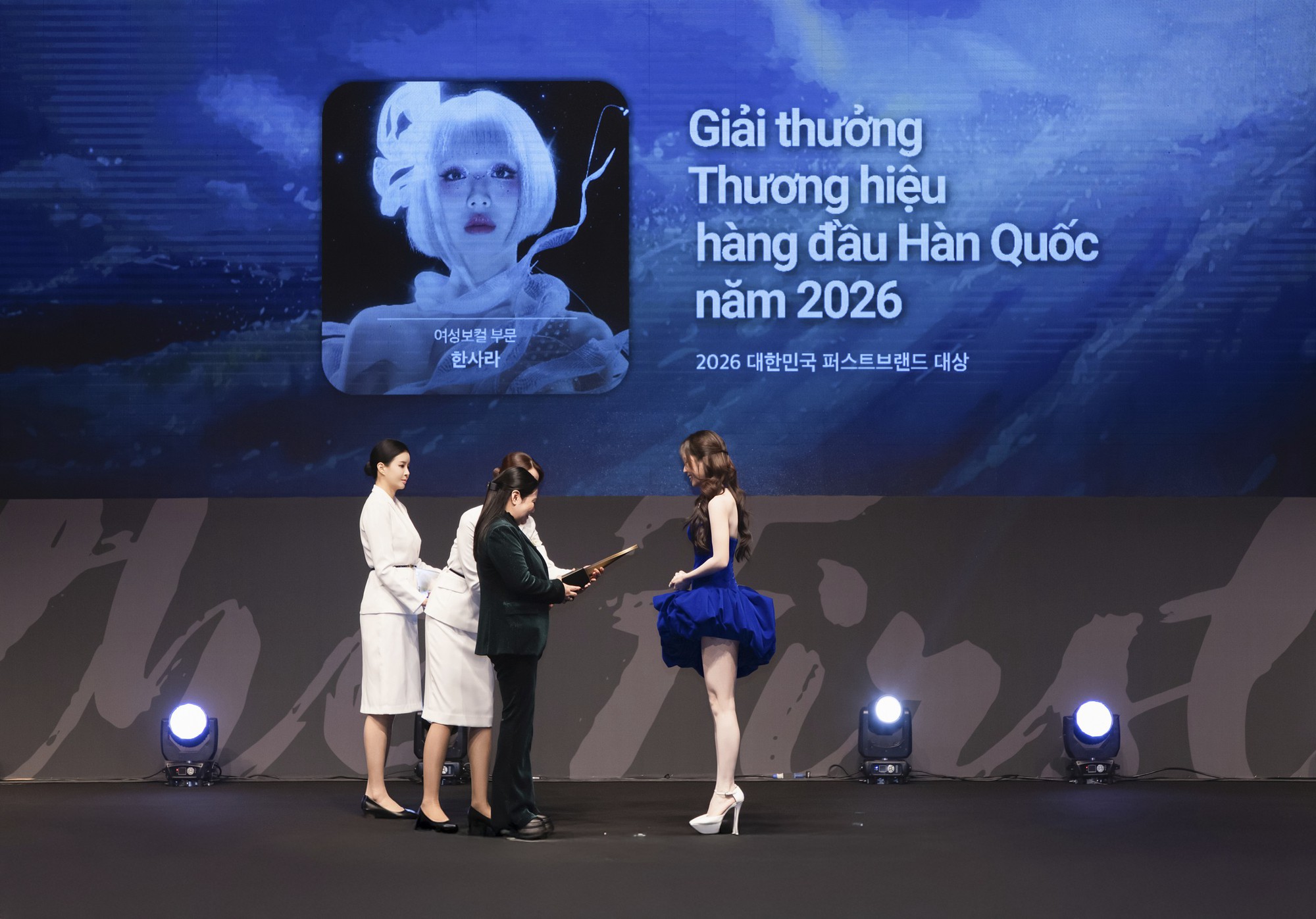 Han Sara mở bát năm 2026 bằng giải thưởng danh giá ở quê nhà Hàn Quốc  - Ảnh 2.