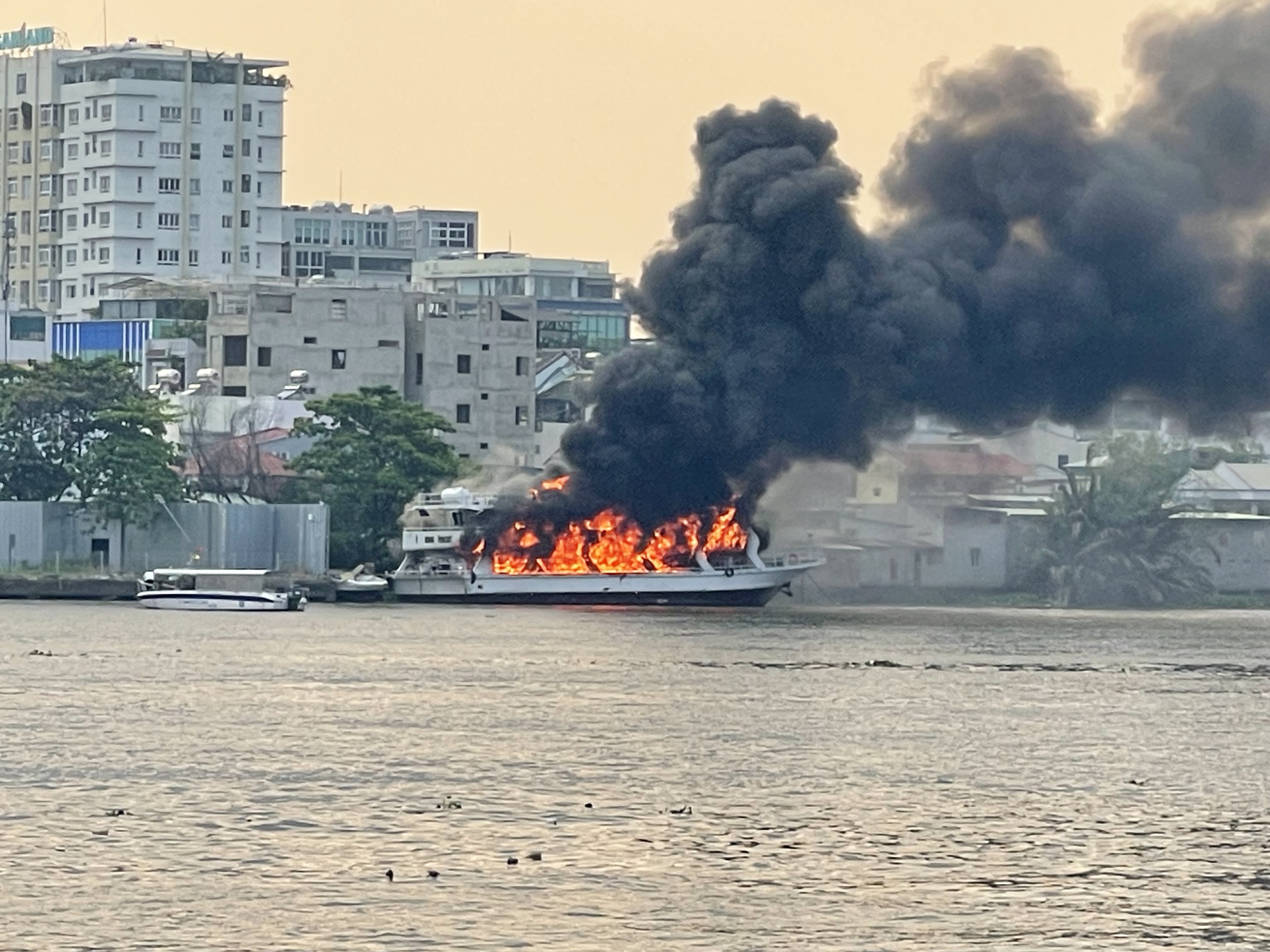 Cháy du thuyền trên sông Sài Gòn - Ảnh 1.