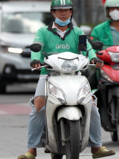 TP. Hồ Chí Minh thống nhất chủ trương lắp tủ đổi pin xe máy điện trên vỉa hè