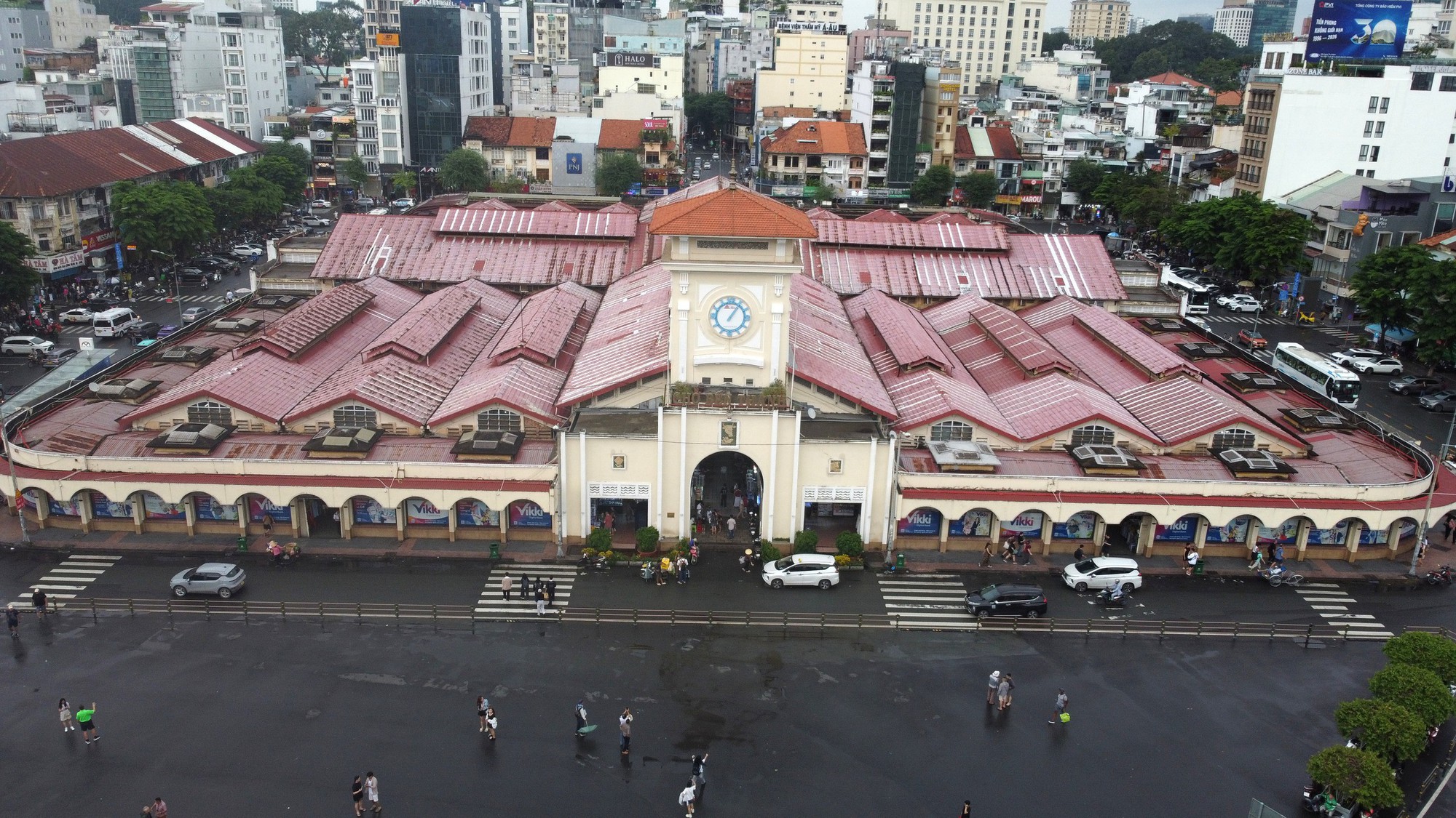 TP. Hồ Chí Minh ủng hộ Khang Điền chỉnh trang chợ Bến Thành, đường Nguyễn Huệ, Đồng Khởi trước Tết- Ảnh 1. TP. Hồ Chí Minh ủng hộ Khang Điền chỉnh trang chợ Bến Thành, đường Nguyễn Huệ, Đồng Khởi trước Tết- Ảnh 1.