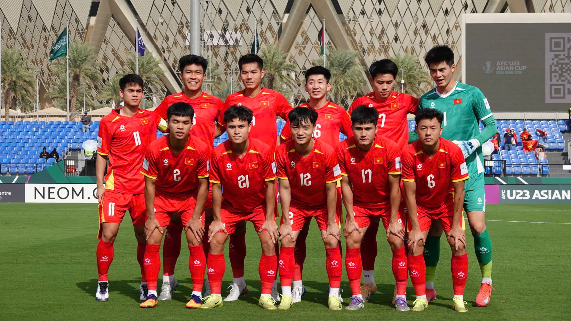 Không thể đoán trong đầu HLV Kim suy nghĩ những gì, khán giả thích mê còn đối thủ rối bời! - Ảnh 1. Không thể đoán trong đầu HLV Kim suy nghĩ những gì, khán giả thích mê còn đối thủ rối bời! - Ảnh 1.