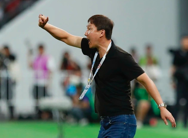 Không thể đoán trong đầu HLV Kim suy nghĩ những gì, khán giả thích mê còn đối thủ rối bời! - Ảnh 2. Không thể đoán trong đầu HLV Kim suy nghĩ những gì, khán giả thích mê còn đối thủ rối bời! - Ảnh 2.