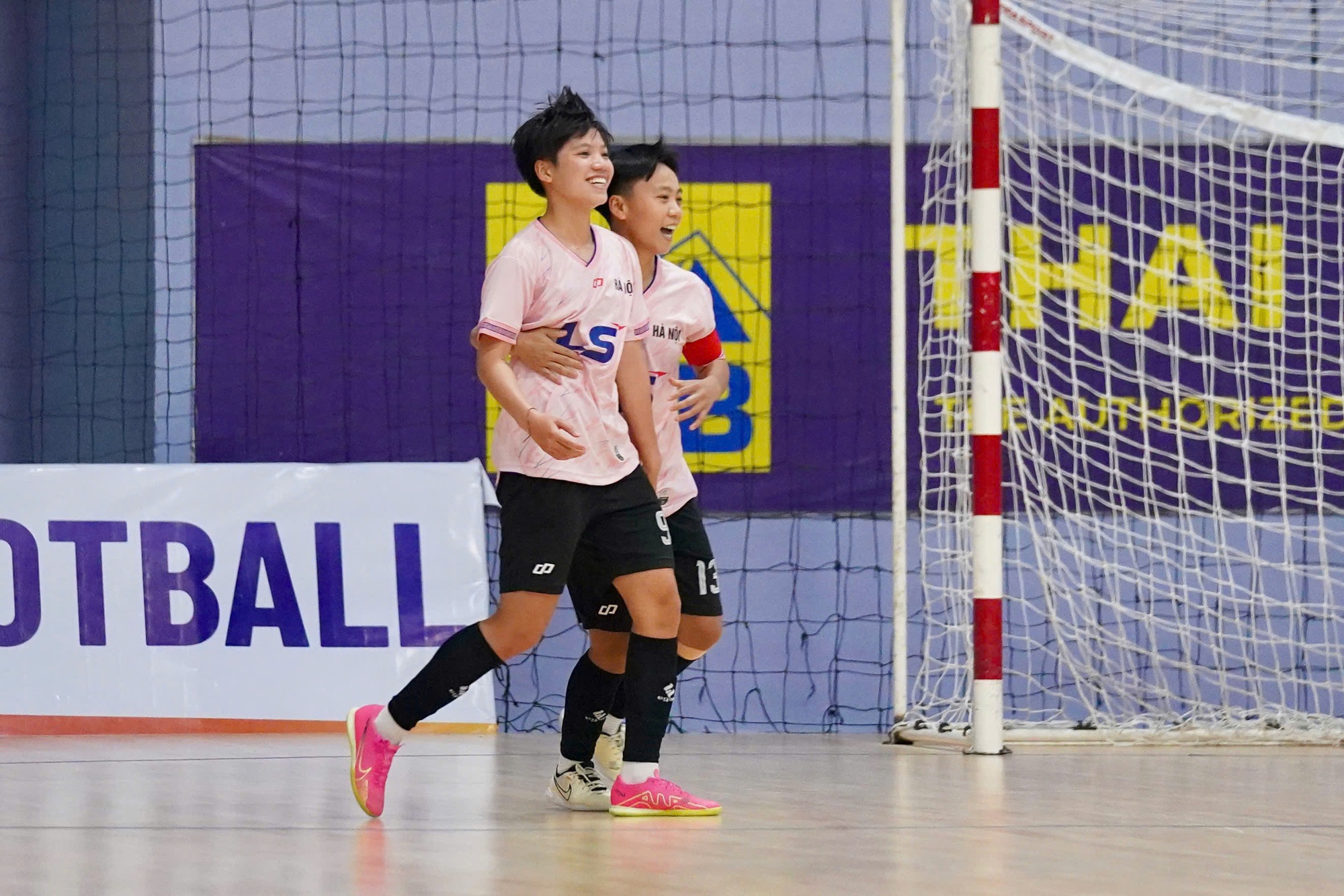 Thái Sơn Nam bất ngờ gục ngã, Thùy Trang ghi bàn từ giữa sân - Ảnh 2.