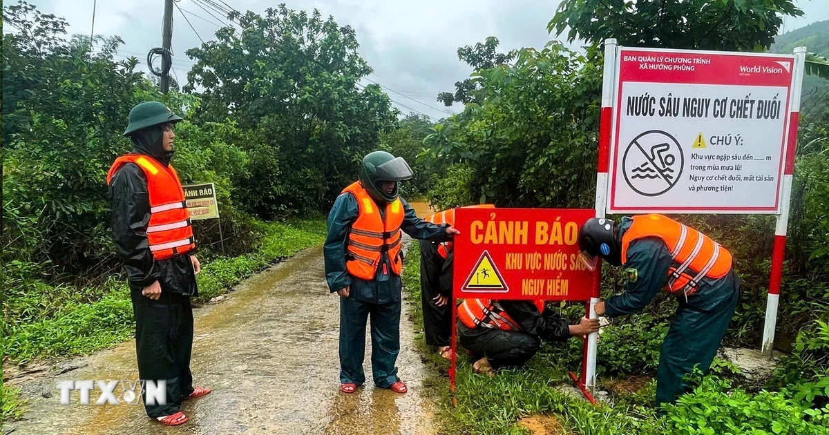 Mưa lớn gây ngập ngầm tràn, sạt lở một số công trình giao thông tại Quảng Trị - Ảnh 1.