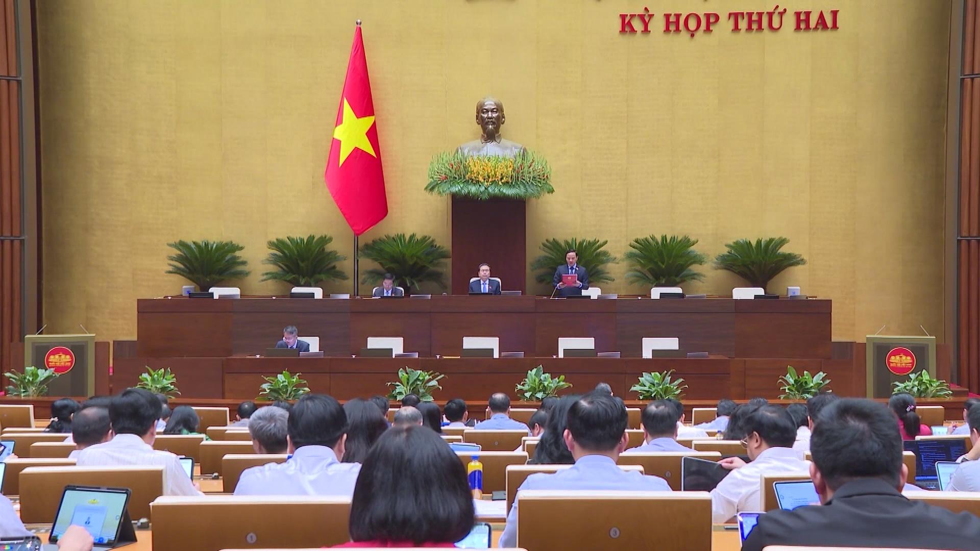 The National Assembly considers many important draft laws and ...