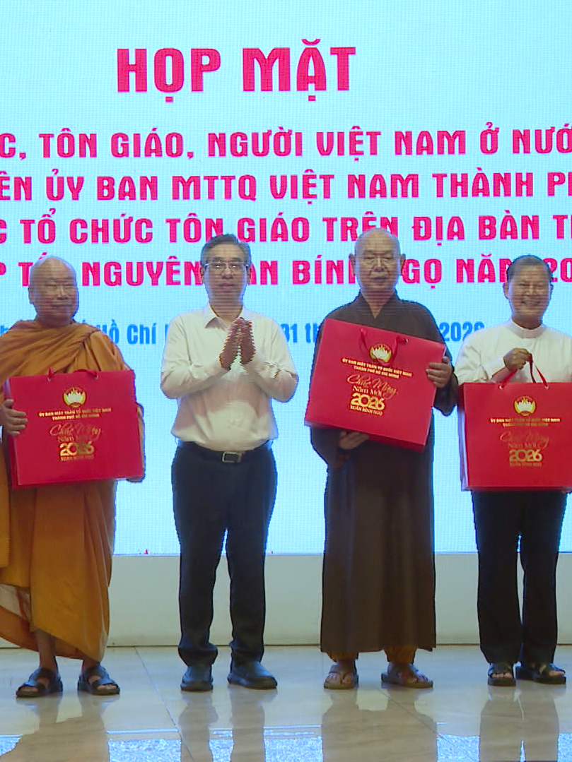 Gặp gỡ, chúc Tết các vị chức sắc tôn giáo, vị dân tộc đại diện Hội Người Việt Nam ở nước ngoài