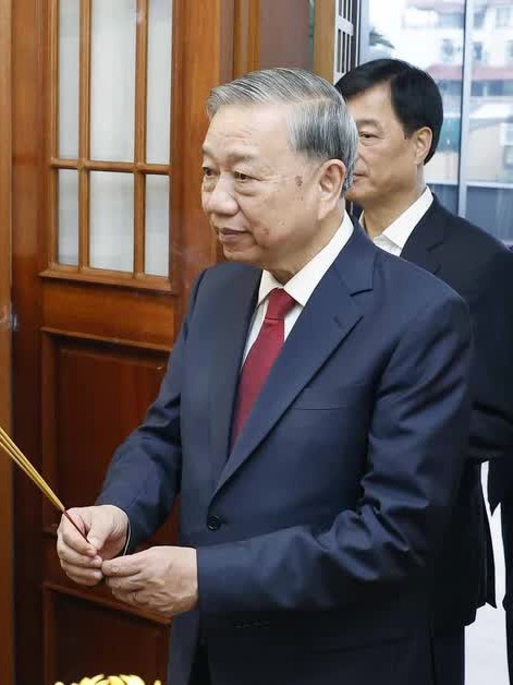 Tổng Bí thư Tô Lâm thắp hương tưởng nhớ các cố Tổng Bí thư và Đại tướng Võ Nguyên Giáp