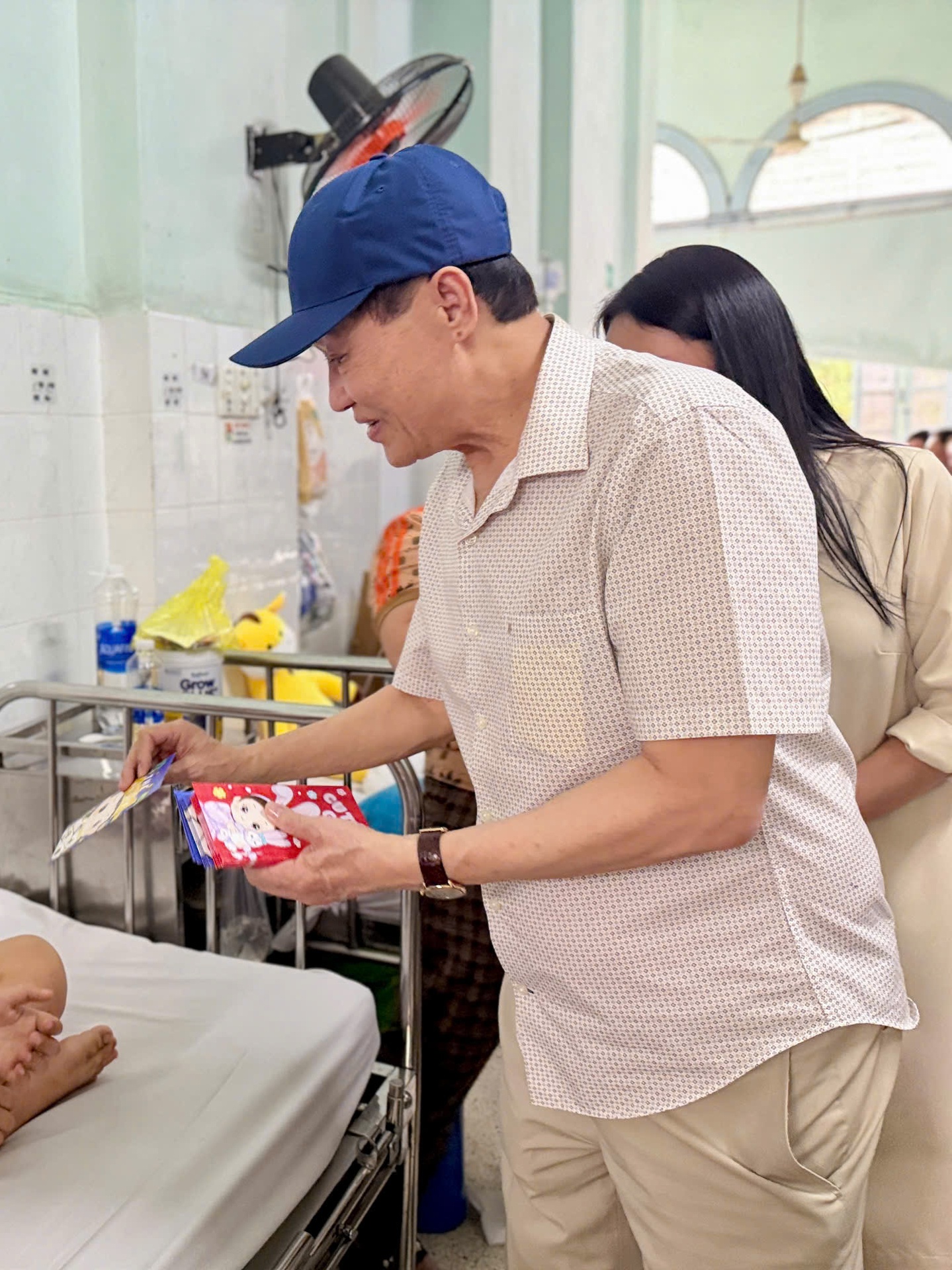 "Ông tiên" lì xì bệnh nhi Bệnh viện Nhi đồng 2