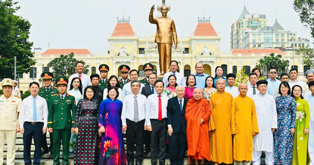 Đoàn lãnh đạo TP. Hồ Chí Minh dâng hương tưởng nhớ Chủ tịch Hồ Chí Minh và Chủ tịch Tôn Đức Thắng