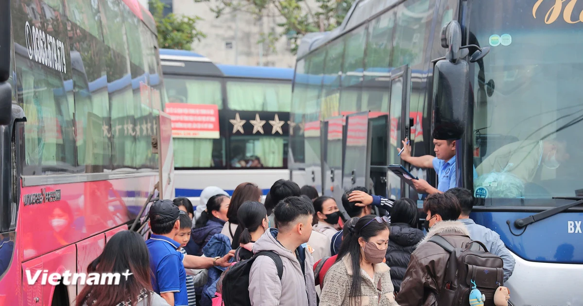 Nhiều tuyến đường ùn tắc, bến xe đông nhưng chưa quá tải trước kỳ nghỉ Tết