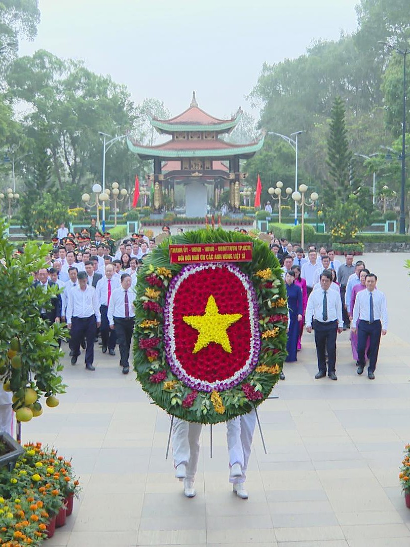Lãnh đạo TP. Hồ Chí Minh viếng Đền tưởng niệm liệt sĩ Bến Dược và Nghĩa trang liệt sĩ xã An Nhơn Tây