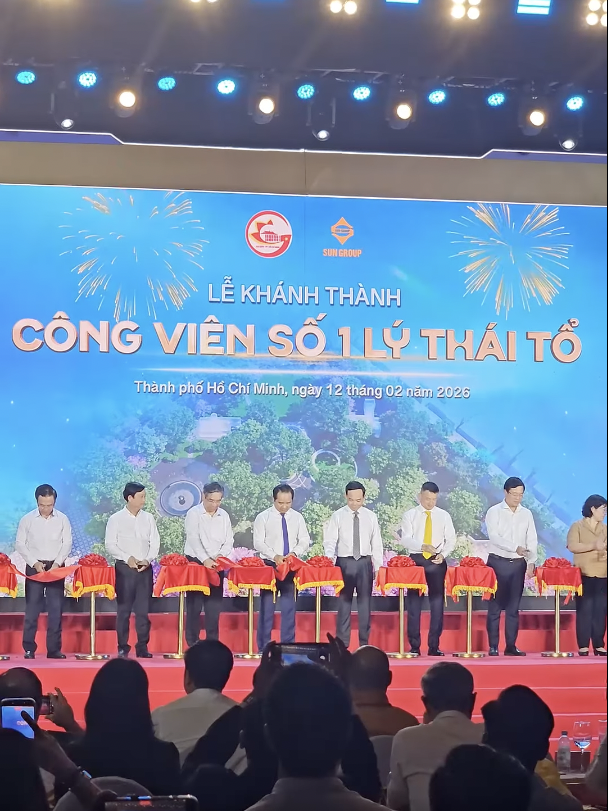 Người dân xúc động bên biểu tượng giọt nước mắt, trong ngày khánh thành Công viên số 1 Lý Thái Tổ