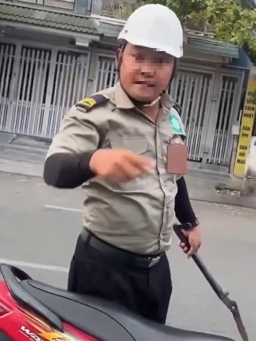 Bảo vệ chặn đầu xe, đe dọa tài xế ô tô ở TP. Hồ Chí Minh đã đến trụ sở Công an