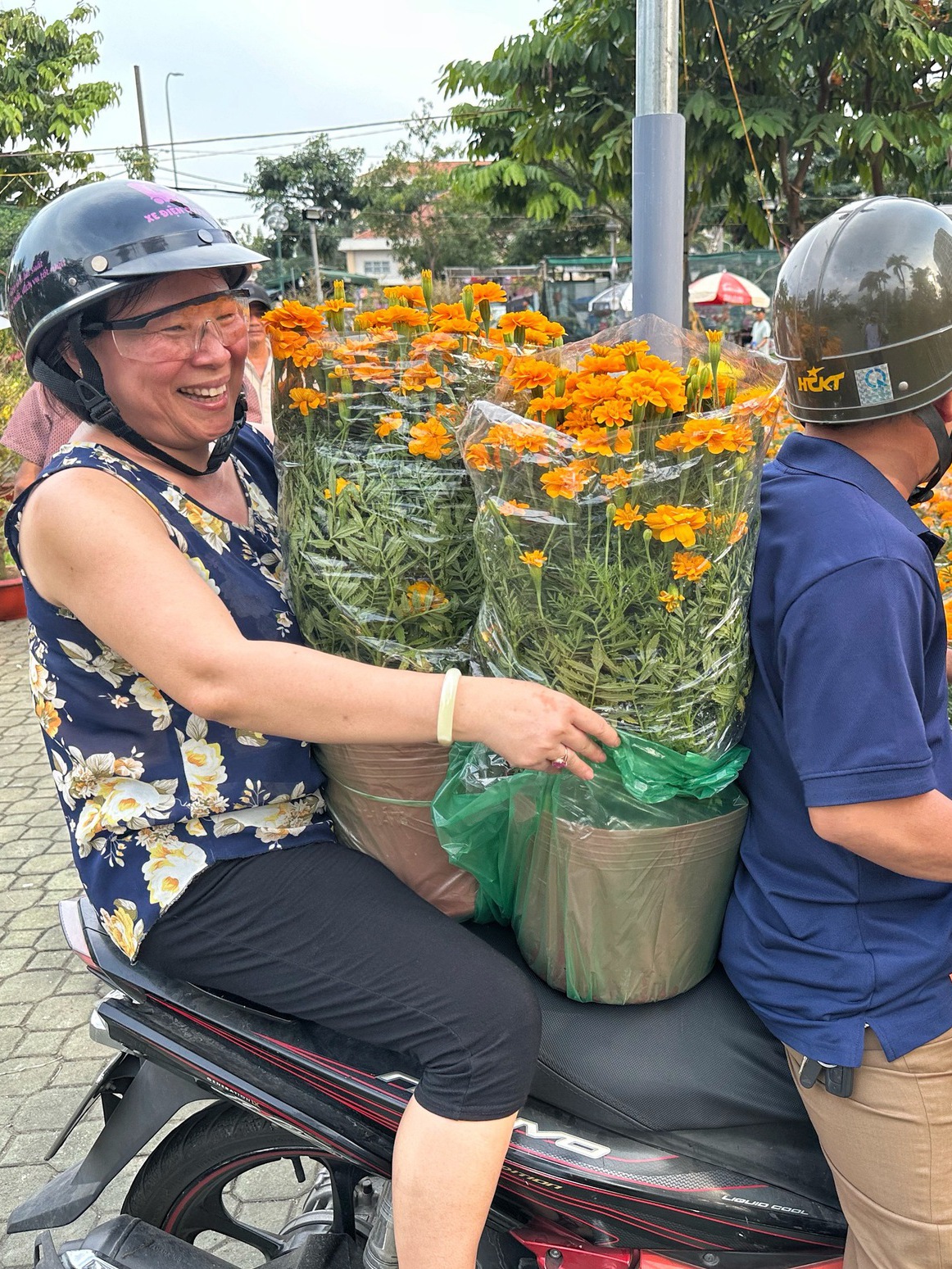 28 tết, người dân TP. Hồ Chí Minh đi chợ hoa tết cười tươi ưng ý: 'Khỏi phải trả giá, kỳ kèo…'
