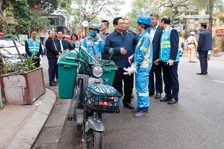 Thủ tướng Phạm Minh Chính cảm ơn, tặng quà công nhân vệ sinh môi trường tại Thủ đô- Ảnh 3.