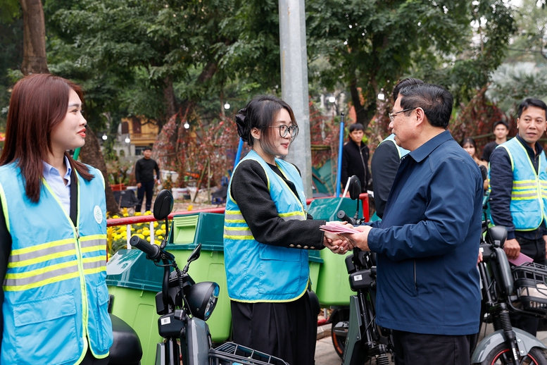 Thủ tướng Phạm Minh Chính cảm ơn, tặng quà công nhân vệ sinh môi trường tại Thủ đô- Ảnh 10.