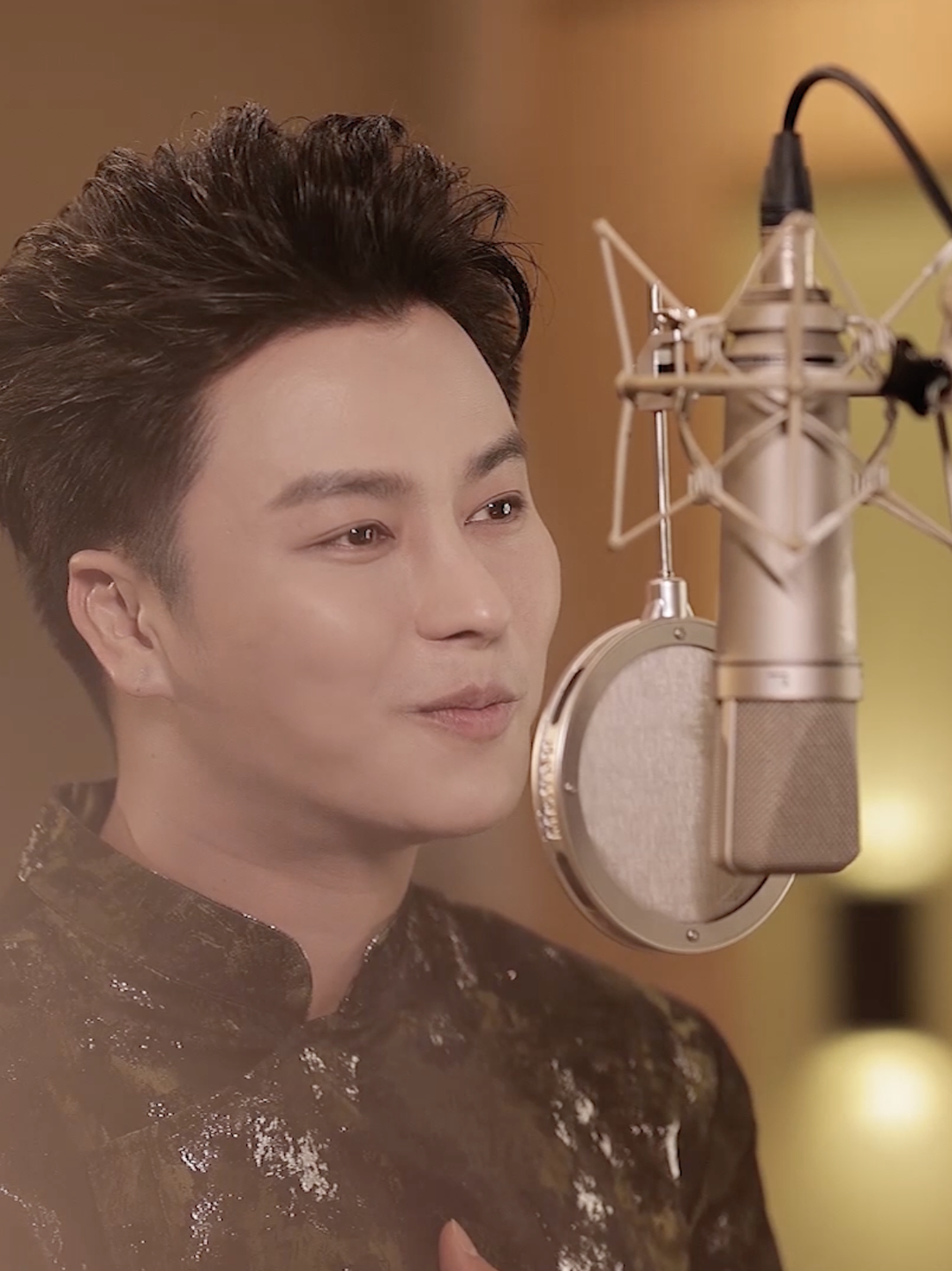 HTV - Hồ Nam: Võ Minh Lâm "vượt núi băng biển" đem cải lương đến Hồ Nam