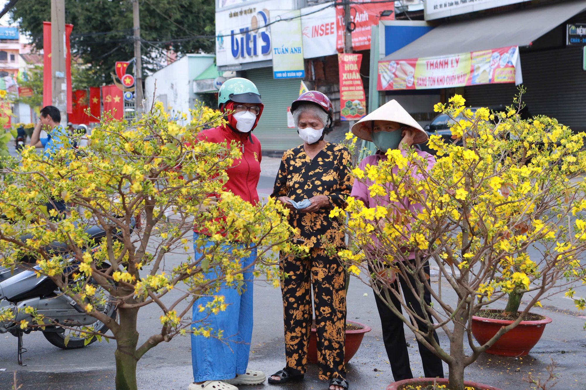 Hoa tết giảm giá “cháy hàng” thu hút người dân mua dịp tết 2026 - Ảnh 8.