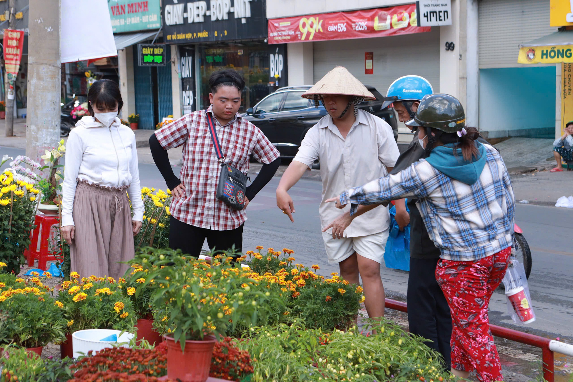 Hoa tết giảm giá “cháy hàng” thu hút người dân mua dịp tết 2026 - Ảnh 9.