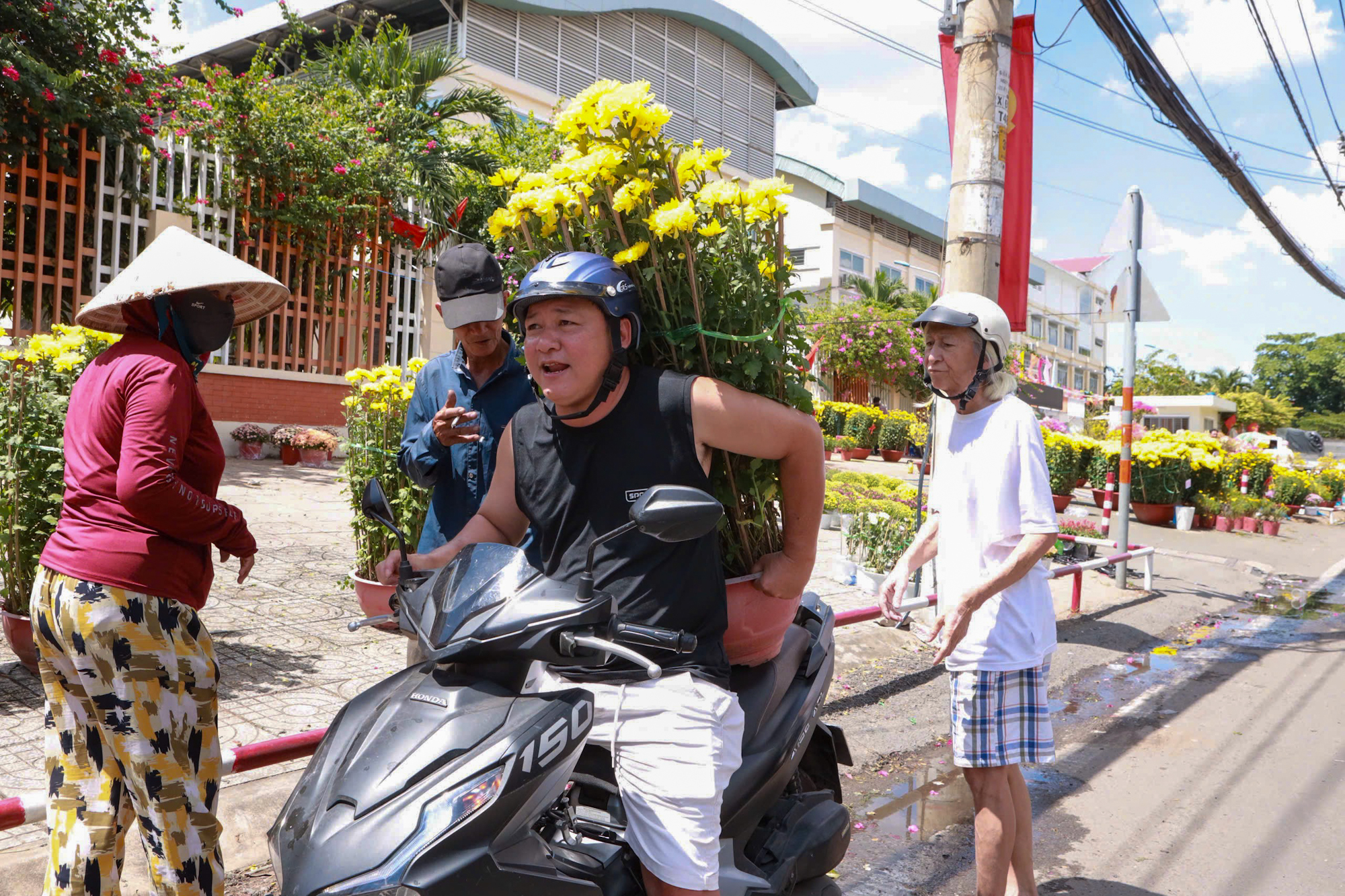 Hoa tết giảm giá “cháy hàng” thu hút người dân mua dịp tết 2026 - Ảnh 7.
