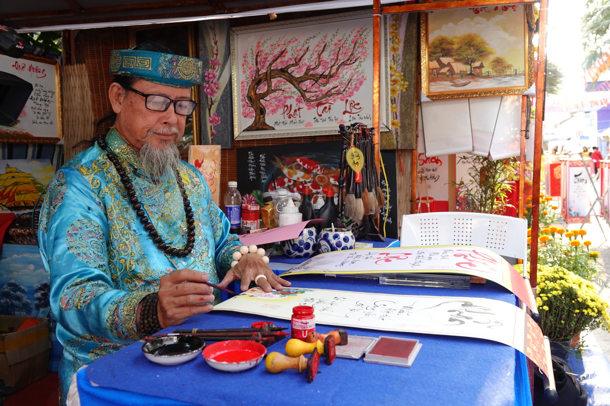 'Ông Đồ' hơn 40 năm nâng niu từng nét chữ thư pháp đầu xuân- Ảnh 2.