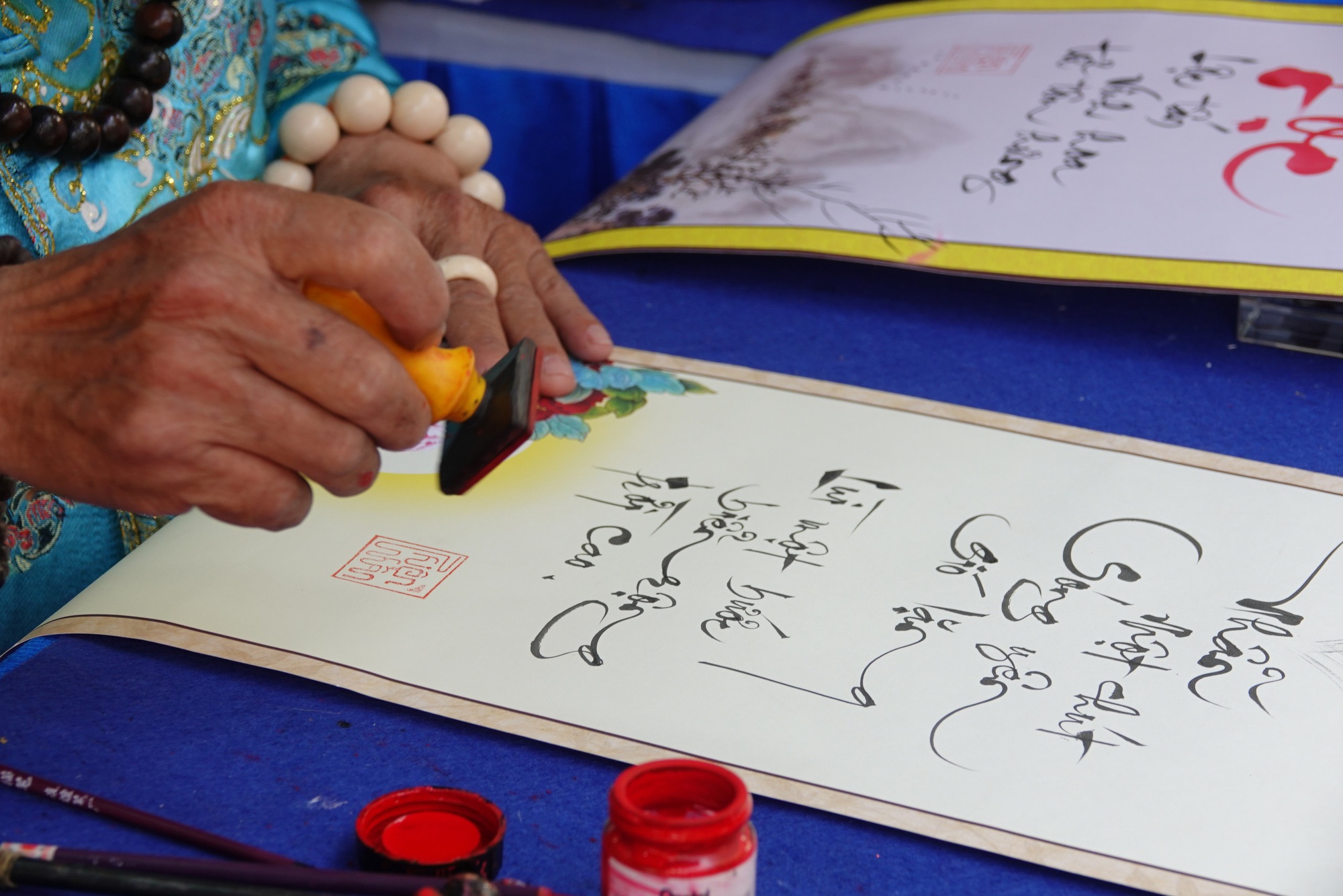 'Ông Đồ' hơn 40 năm nâng niu từng nét chữ thư pháp đầu xuân- Ảnh 3.