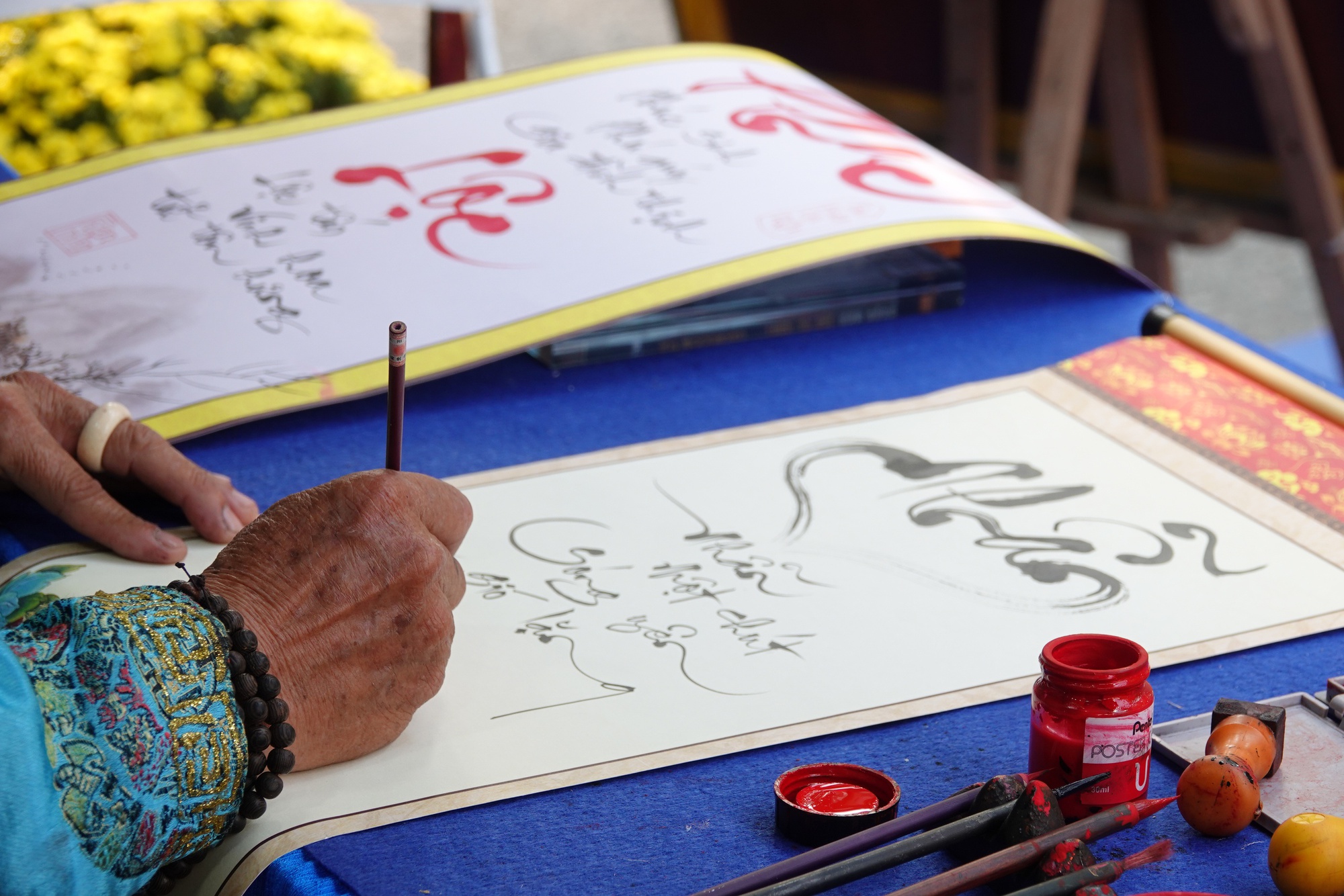 'Ông Đồ' hơn 40 năm nâng niu từng nét chữ thư pháp đầu xuân- Ảnh 4.