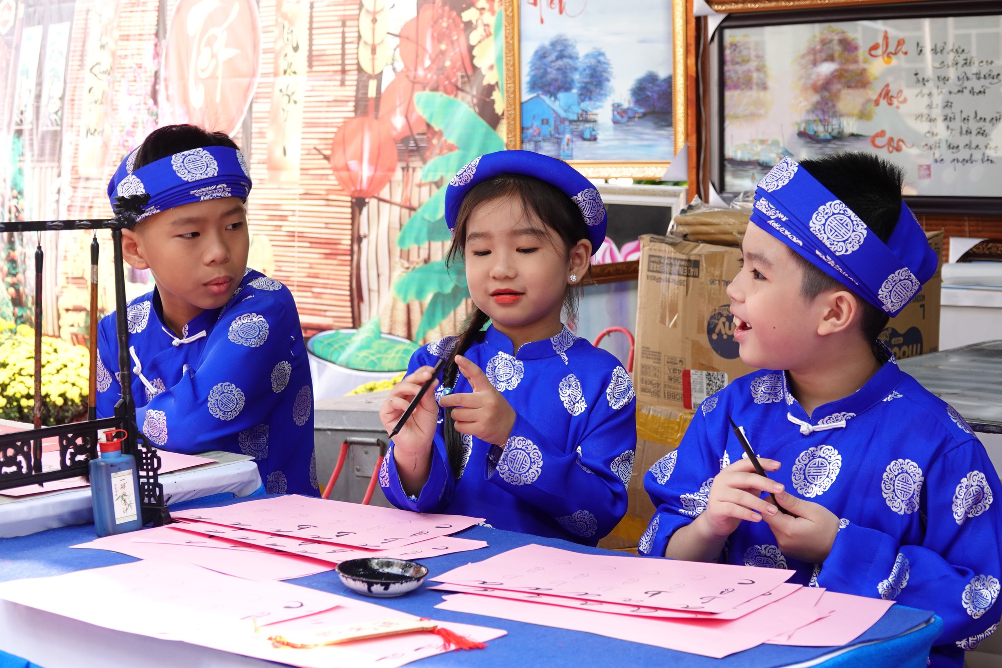 'Ông Đồ' hơn 40 năm nâng niu từng nét chữ thư pháp đầu xuân- Ảnh 5.