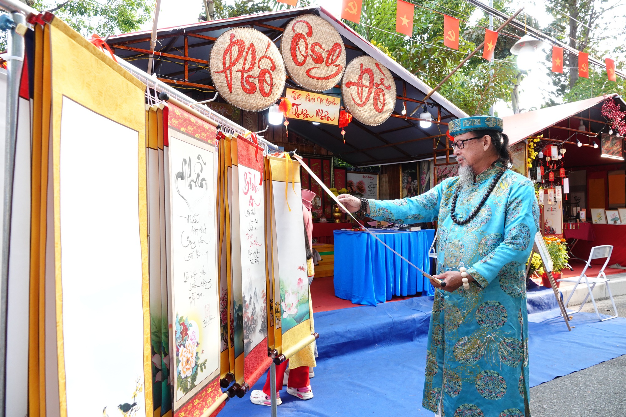'Ông Đồ' hơn 40 năm nâng niu từng nét chữ thư pháp đầu xuân- Ảnh 6.