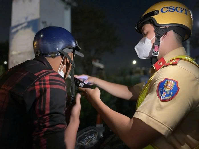 NÓI THẲNG: Tết không phải vùng cấm của "đo nồng độ cồn" - Ảnh 1.