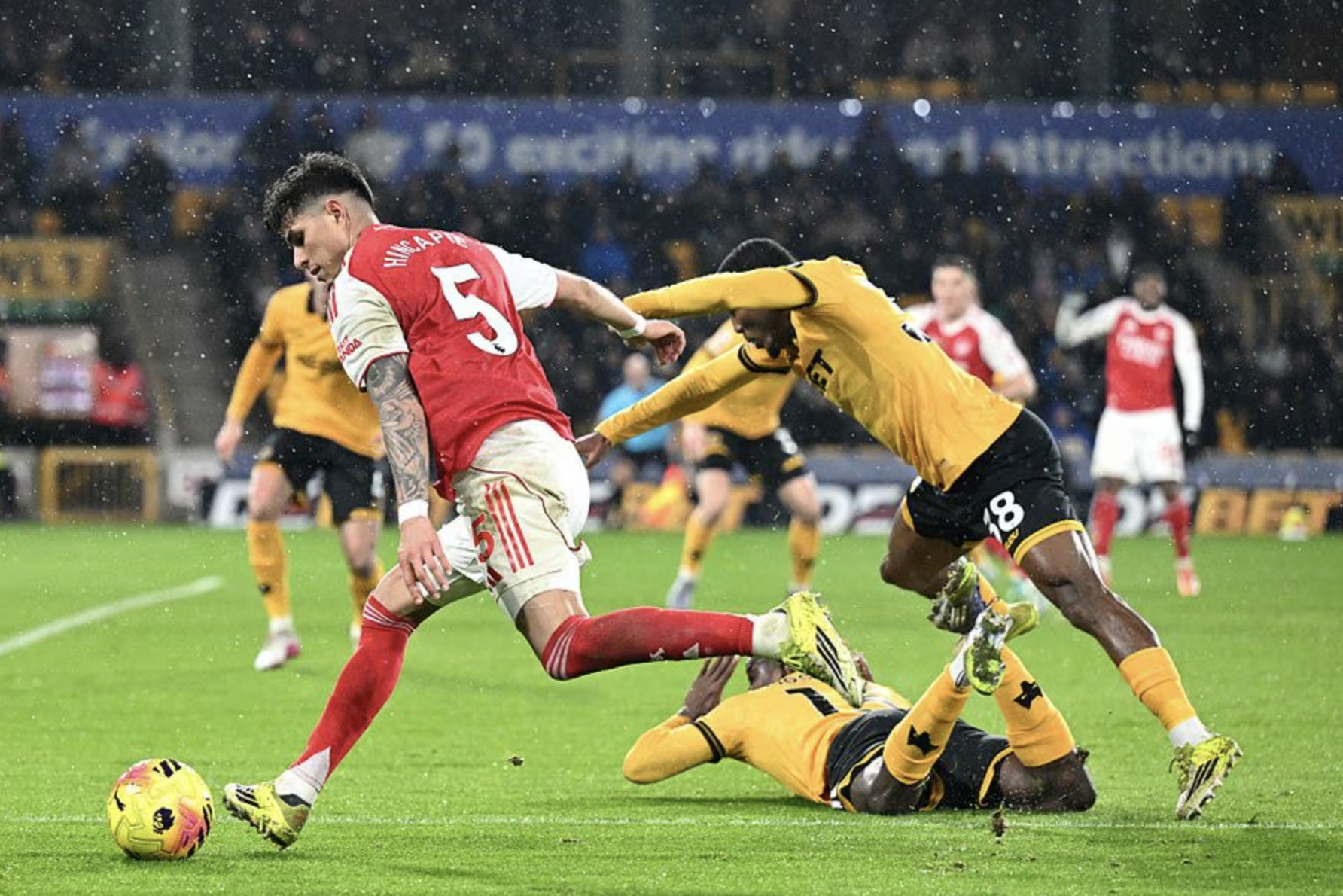 Thủng lưới phút bù giờ, Arsenal đánh rơi chiến thắng tại Molineux - Ảnh 2.