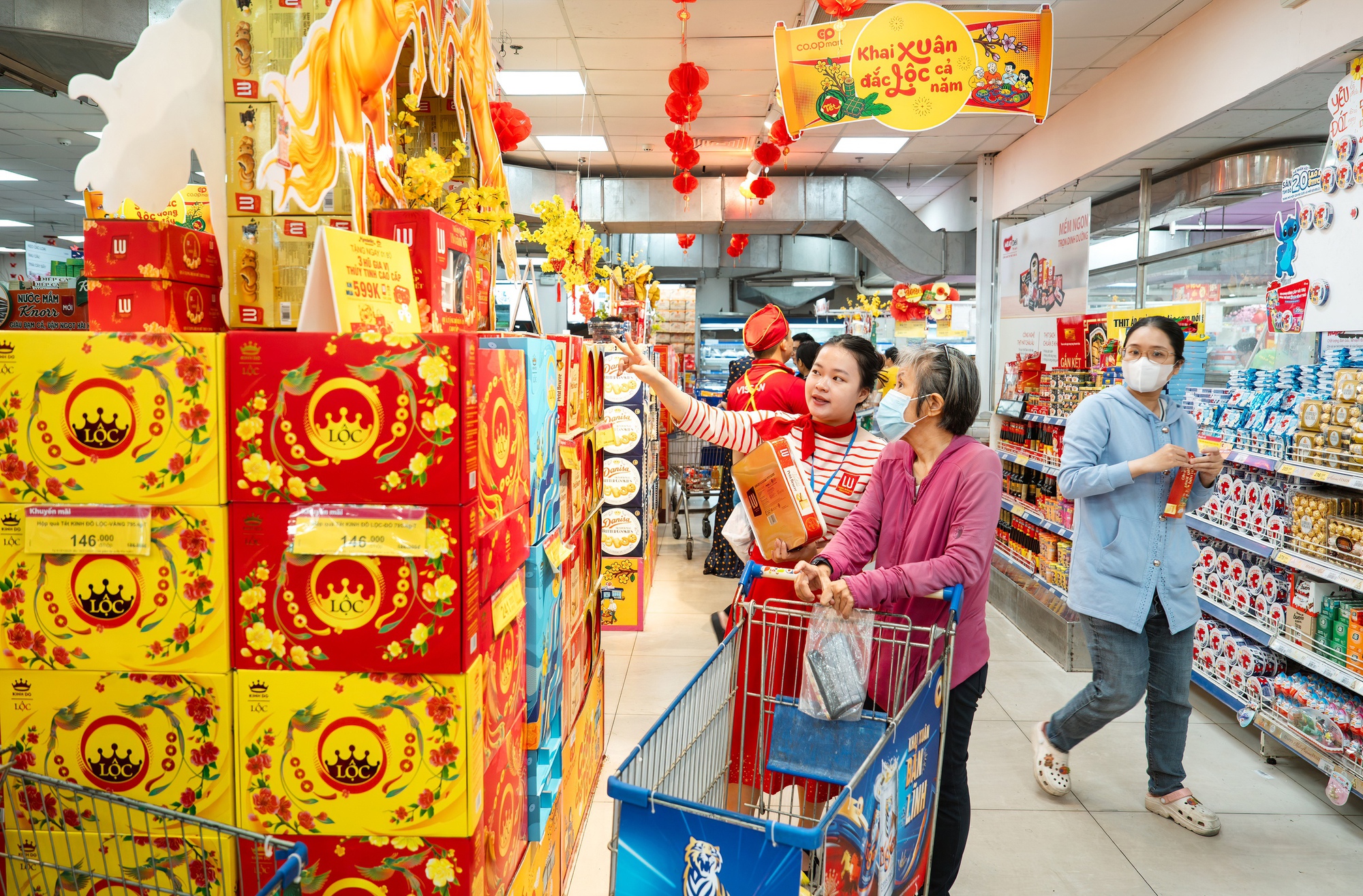 Thủ tướng: Đôn đốc doanh nghiệp chi trả đủ lương, thưởng Tết cho người lao động - Ảnh 1. thưởng tết - Ảnh 1.