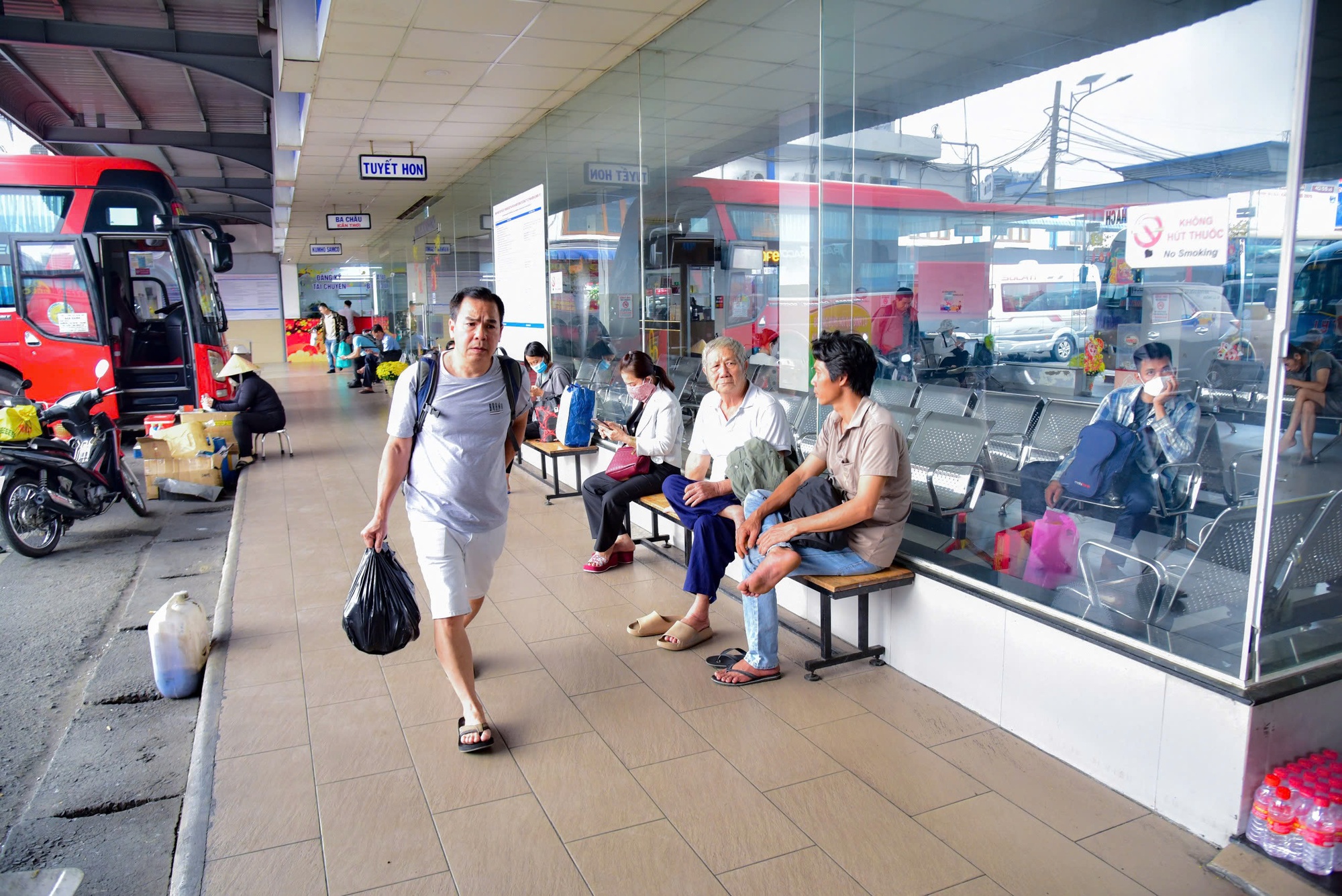 Nhà xe TP.HCM về Quảng Ngãi tăng vé xe Tết tới 280%, bất chấp quy định - Ảnh 1.