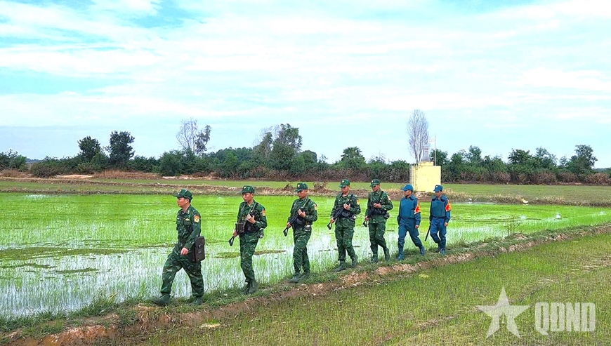 Giữ vững biên giới, phấn khởi mừng đón xuân- Ảnh 1.